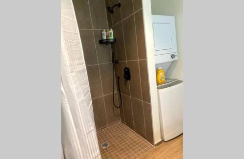 North Oakland Apartment | 3E-*New* Apt -5 min from Downtown, 3E, Sleeps 6