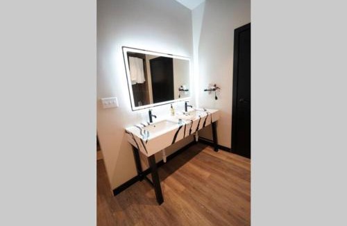 North Oakland Apartment | 3E *New* Huge! Spacious 3 Bedroom in Oakland that sleeps 12!