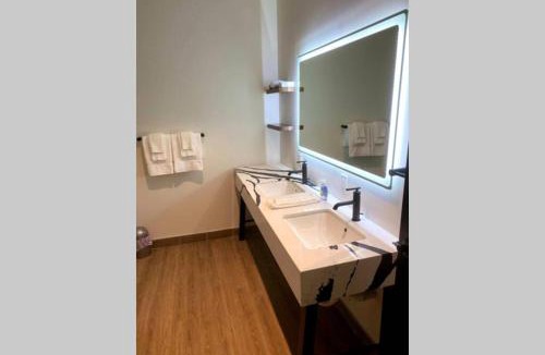 North Oakland Apartment | 3E-Spacious close to PITT/CMU/Carlow, Sleeps 4