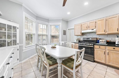 Beach Haven Apartment | *3rd to Beach*Available:Sept/Oct. *Clean*UPDTDVictorian*Across Veterans Park