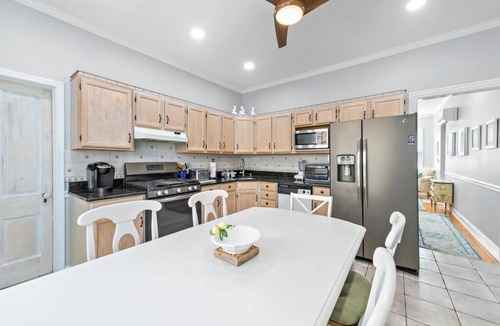 Beach Haven Apartment | *3rd to Beach*Available:Sept/Oct. *Clean*UPDTDVictorian*Across Veterans Park