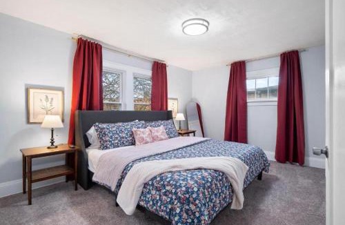 Lakewood House | 4 Bed 2 Bath Walk to Lakewood Restaurants and Shops