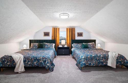 Lakewood House | 4 Bed 2 Bath Walk to Lakewood Restaurants and Shops