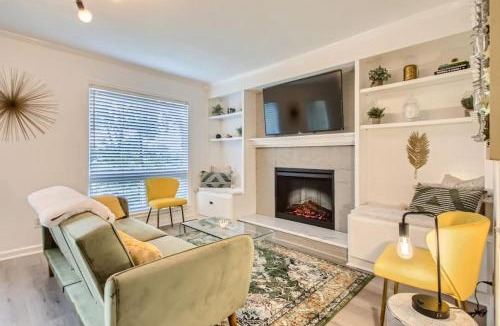 North Capitol Apartment | 4 Bed, 2 Bedroom plus POOL, Walk to Downtown and Germantown