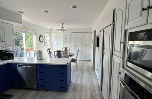 Sussex House | 4 Bedroom Pool Oasis - 10 min. to Ski & Golf