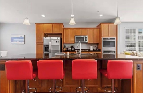 Northeast House | 4-bedroom townhome in amazing Washington with AC, WiFi