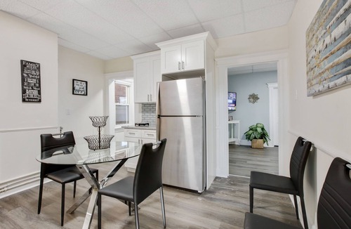 Orange House | 4 Bedrooms with easy access to NYC , Newark and The American Dream Mall .Parking