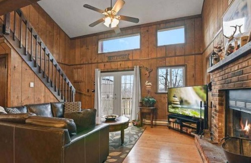 Bushkill House | 4 BR, 3FULL Ba, King Bed, 7 TVs, Fireplace, EPIC Gameroom, FirePit, A/C!