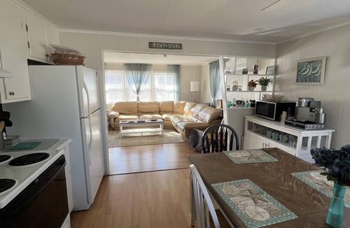 Surf City House | 4 Houses to THE BEACH! Completely renovated Duplex -2nd Floor. WALK TO ALL!