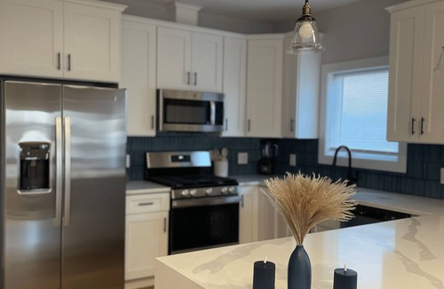East Newark Apartment | 4br 5ba w/4 Car Parking, Bonus Rm+ B.Yard-NYC/EWR