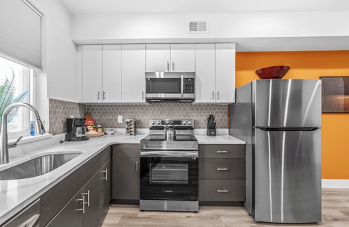 Center City Apartment | 5 Bedroom, 4.5 Bath, Pool Table, Garage!