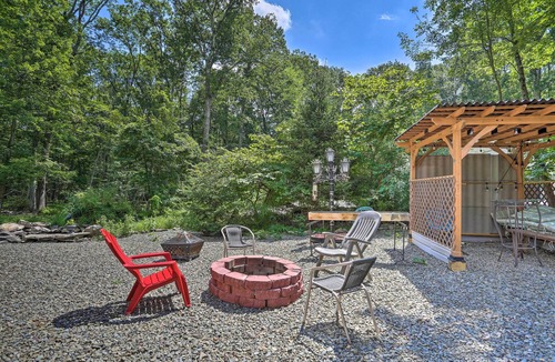 Henryville House | 5 Mi to Camelback: Henryville Home w/Hot Tub!
