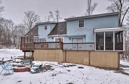 Henryville House | 5 Mi to Camelback Henryville Home with Hot Tub!