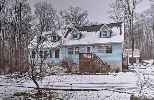 Henryville House | 5 Mi to Camelback Henryville Home with Hot Tub!
