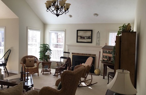 Pittsford House | 5 Minute walk to the Erie Canal with a perfect location to view the eclipse.