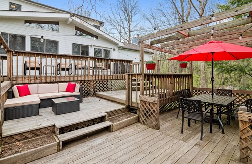 Cresco House | 5500+sqft★17 Beds/9 BR★3.5 Acre★Movie Theater!★Woodland Retreat★Hot Tub!★PETS!