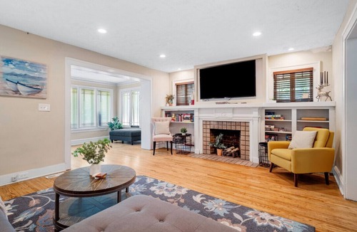 Cleveland Apartment | 6 Bedroom Entire Duplex for Large Groups!