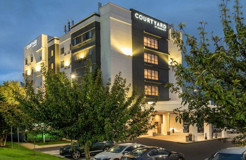 Halfway Hotel | 61 m² Hotel ∙ 4 guests