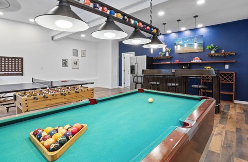 Cresco House | 6500 sqft★9BR!★Gorgeous Modern Ranch★Serene Backyard/Deck★Huge Game Room★PETS!