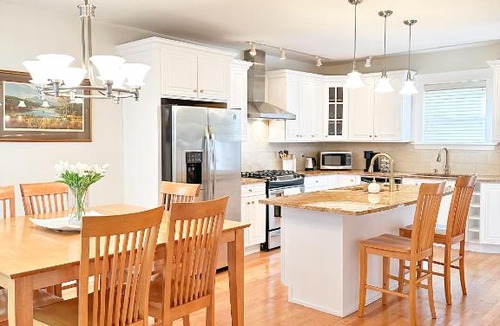 West New Haven House | 7 Mins drive to Yale, Large fenced yard