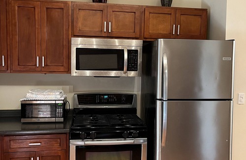 Downtown Baltimore House | 7 minutes from Baltimore Inner Harbor! Cozy & Chic Rowhome with a Fireplace!