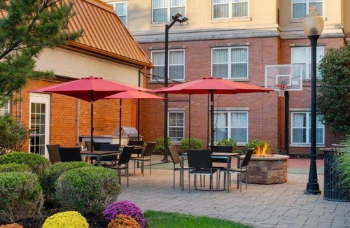 East Rutherford Hotel | 70 m² Hotel ∙ 127 guests
