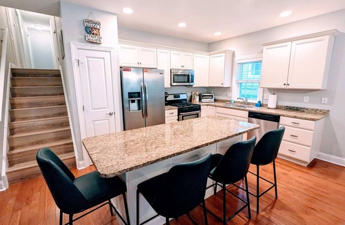 North End House | 8 BR/4 Baths -Whole Bldg - 2 Units/Walk to Fun