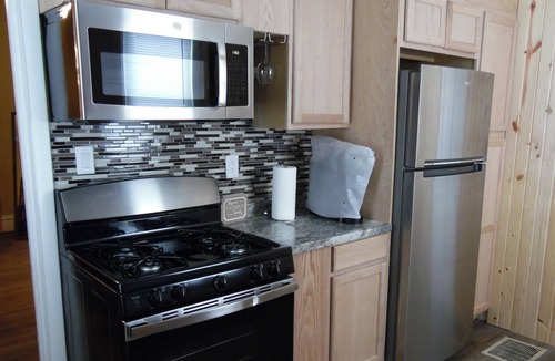 Carnegie Apartment | 8 min from downtown, 13 min from Airport