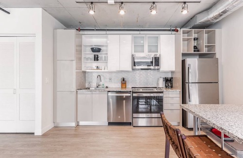 Gateway District Apartment | 855 m² Apartment ∙ 10 bedrooms ∙ 36 guests