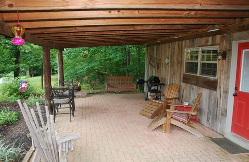 Cloverleaf Cabin | A Cozy Cottage Near the Heart of All Louisville Attractions!