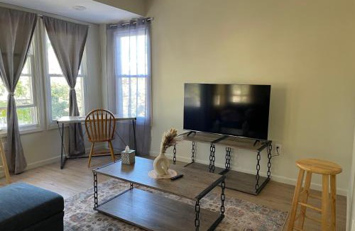 Newark Apartment | A Great Day in Newark - Elite 3 BR Sunny Retreat