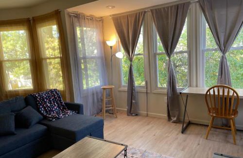 Newark Apartment | A Great Day in Newark - Elite 3 BR Sunny Retreat