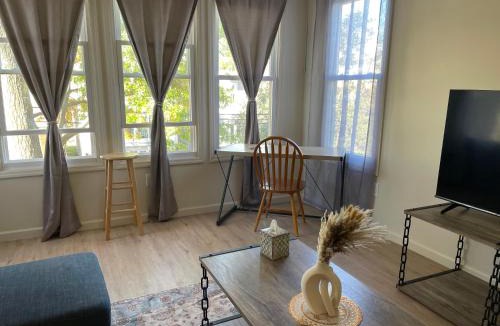 Newark Apartment | A Great Day in Newark - Elite 3 BR Sunny Retreat