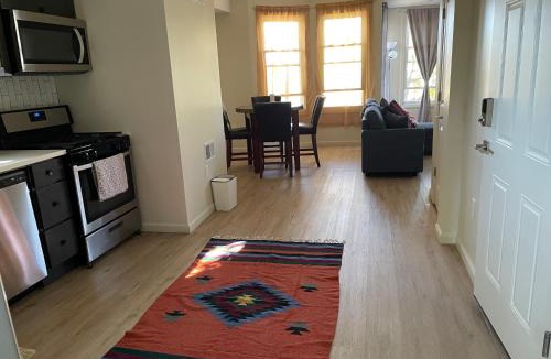 Newark Apartment | A Great Day in Newark - Elite 3 BR Sunny Retreat