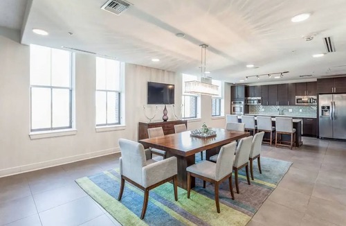 Downtown Baltimore Apartment | A Luxury Downtown 1-Bedroom w/a Roof Top pool & Spectacular View