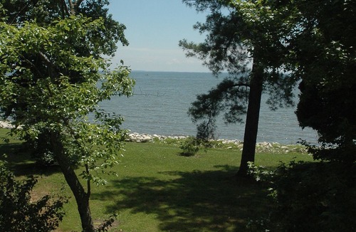 Cape Anne House | A quiet, family retreat home on the Chesapeake Bay, south of Annapolis MD