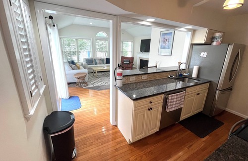 A-Zone House | A-Zone Rancher 1.5 blocks to the Beach and Shark Park!