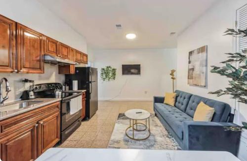 Center City Apartment | Across from Convention Center 4F - Sleeps 6 - 4F
