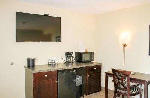 Kelleys Island Hotel | ADA Glacier Suite at Kelley's Island Venture Resort