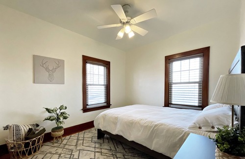 Tiffin House | Adorable & Roomy Cottage - Near Downtown, Universities & Hedges-Boyer Park!