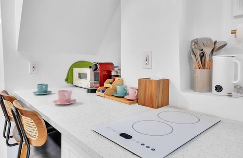Edgewater House | Affordable NYC Luxury: Warm & Inviting Stay, Walk to Riverside Views