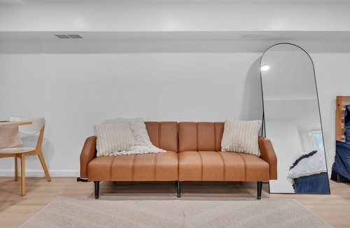 Edgewater House | Affordable NYC Luxury: Warm & Inviting Stay, Walk to Riverside Views