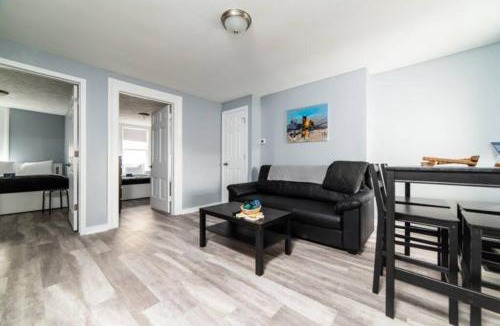 Central Northside Apartment | - AGH Walkable - Free Parking - Washer & Dryer -