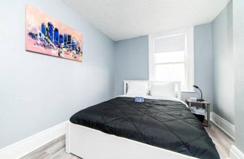 Central Northside Apartment | - AGH Walkable - Free Parking - Washer & Dryer -