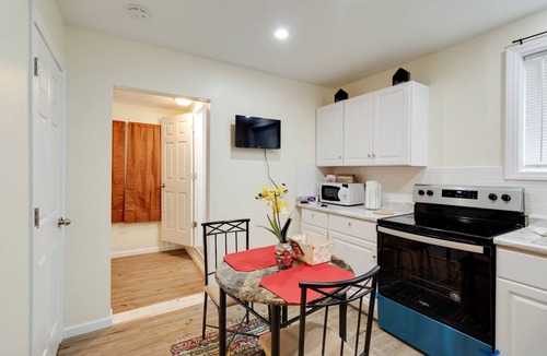 CUF Apartment | Amazing Centrally Located Apt Combo Near Uc, Hospital And Zoo! 2 Bedroom Apts by Redawning