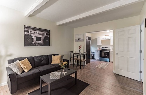 CUF Apartment | Amazing Centrally Located Apt Combo Near Uc, Hospital And Zoo! 2 Bedroom Apts by Redawning