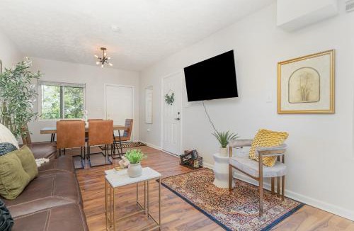 East Price Hill Apartment | Amazing Downtown Views - 3 Minutes to Downtown!