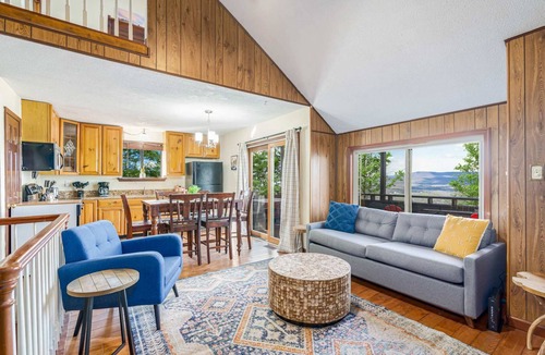 Ridgeway Cabin | Amazing Views, Hot Tub, Fire Pit, Deck & Fireplace