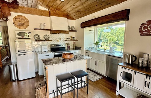 Rockbridge Baths Cabin | An Upscale Charming Couples Escape! w Hot Tub & Fire Pit ! Outdoor TV!