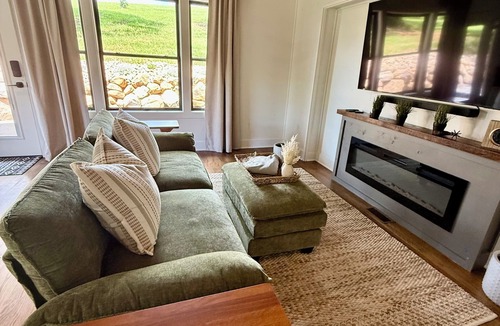 Rockbridge Baths Cabin | An Upscale Charming Couples Escape! w Hot Tub & Fire Pit ! Outdoor TV!
